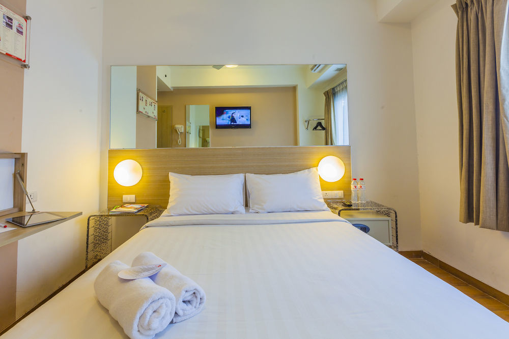 Monoloog Hotel Bekasi Buitenkant foto