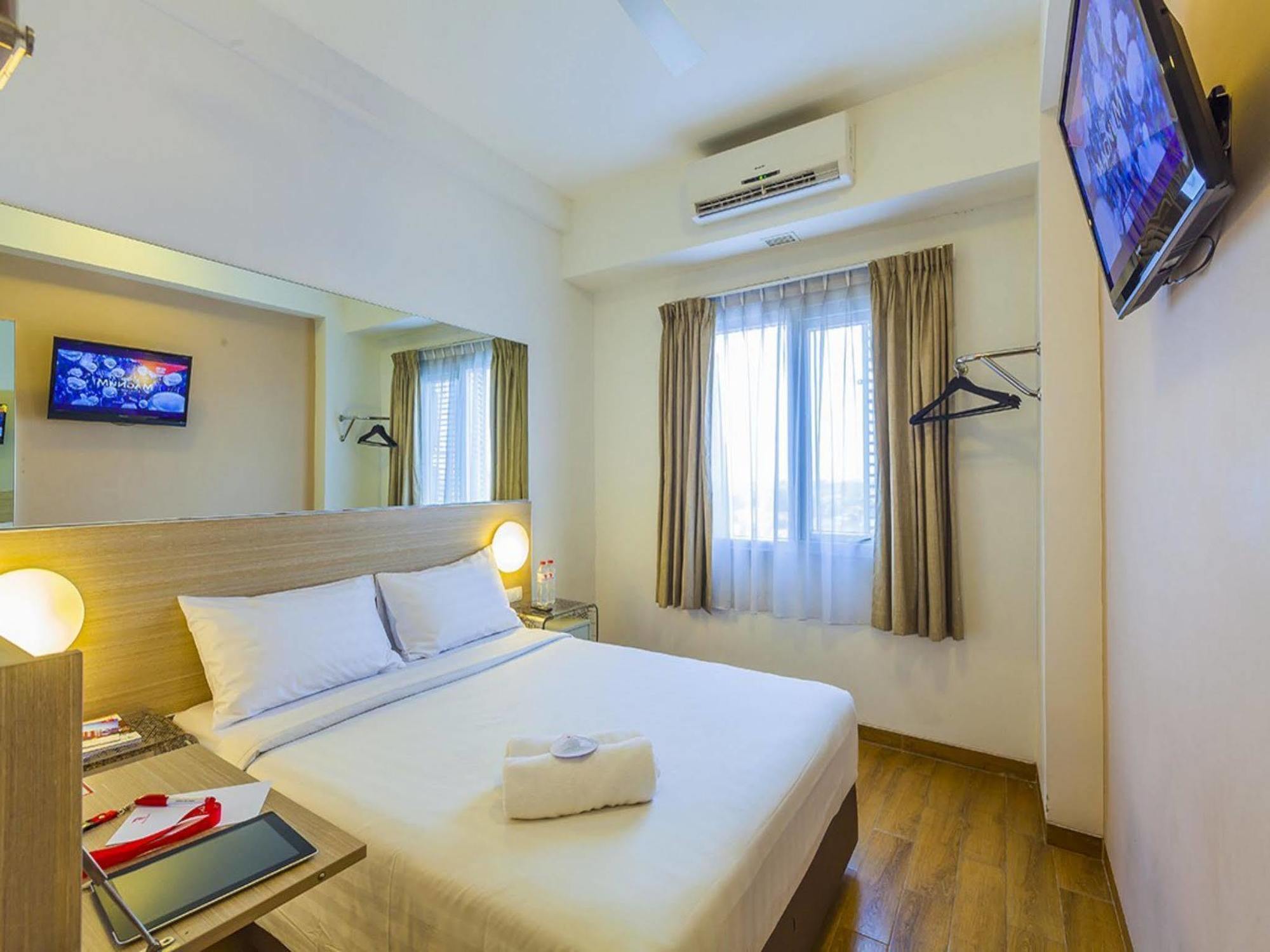 Monoloog Hotel Bekasi Buitenkant foto